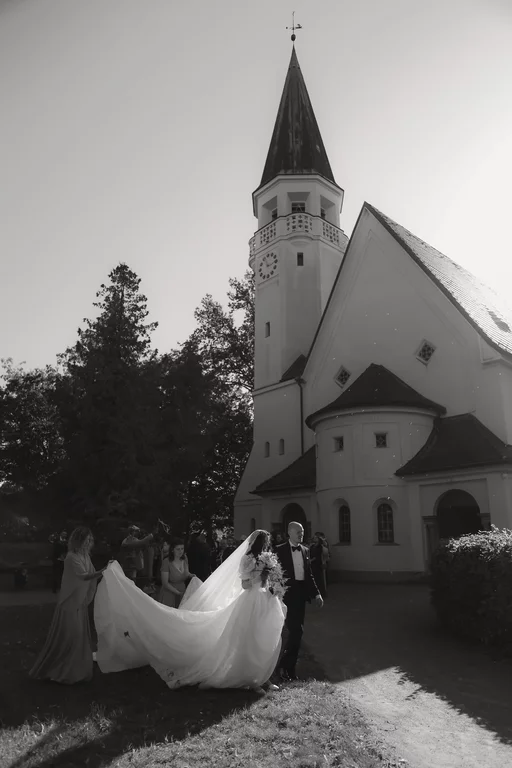 Elegant wedding couple photographed in Berlin during an intimate autumn wedding